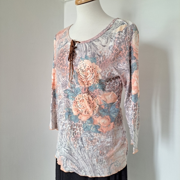 One world | Pink Rose colorful cropped sleeve shirt with rhinestones - Picture 3 of 12